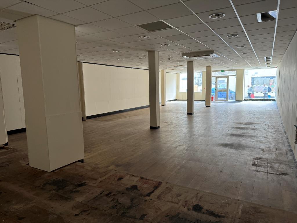 Lot: 113 - 2,300 SQ. FT. FREEHOLD VACANT TOWN CENTRE COMMERCIAL UNIT - Vacant commercial unit